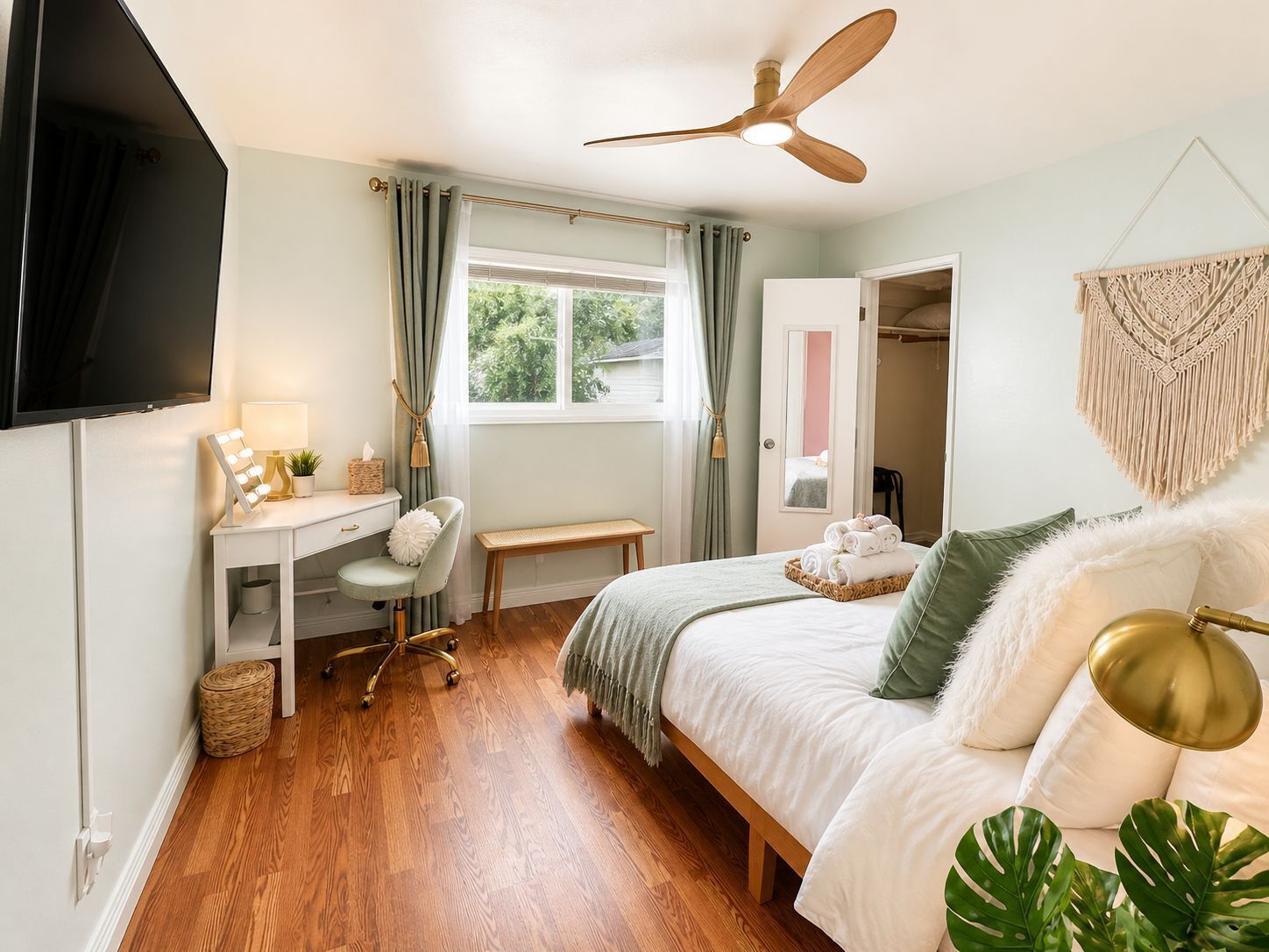 3 bedrooms, desk, iron/ironing board, travel crib