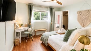 3 bedrooms, desk, iron/ironing board, travel crib