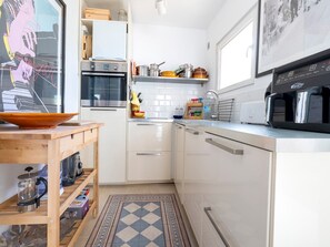 Réfrigérateur, four, lave-vaisselle, cafetière/bouilloire