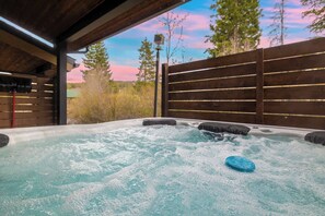 Banyera d'hidromassatge a l'aire lliure