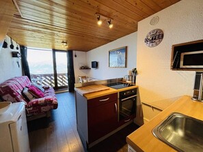 Mikrowelle, Ofen, Geschirrspüler, Wasserkocher mit Kaffee-/Teezubehör