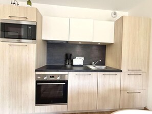 Kjøleskap, mikrobølgeovn, ovn og oppvaskmaskin