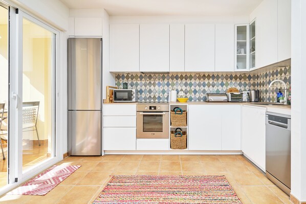 Kühlschrank, Mikrowelle, Ofen, Herdplatte