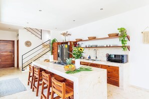 Réfrigérateur, micro-ondes, four, plaque de cuisson