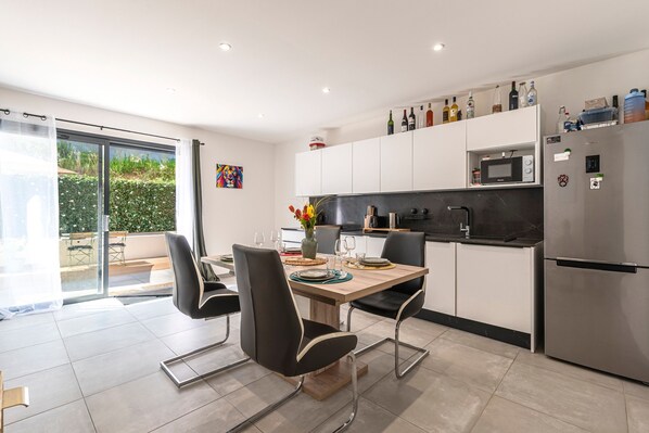 Fridge, microwave, oven, dishwasher