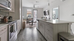 Frigorifero, tavolo da pranzo