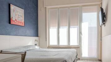 Escritorio, wifi gratis, ropa de cama