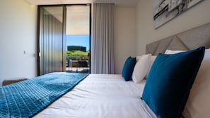 Une chambre d’hôtel avec un lit, une vue sur l’extérieur et une porte coulissante.