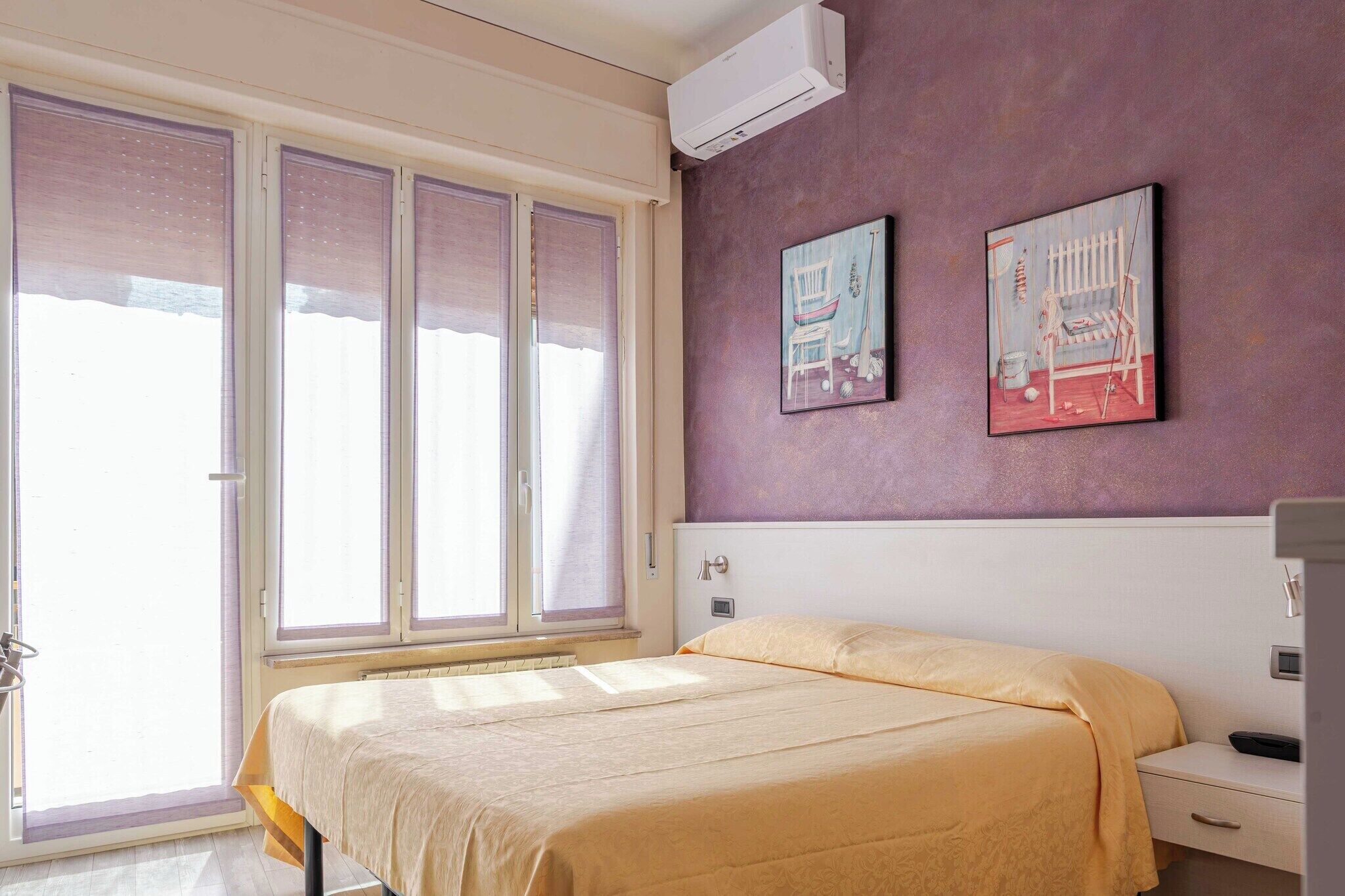 Skrivebord, wi-fi (inkludert) og sengetøy