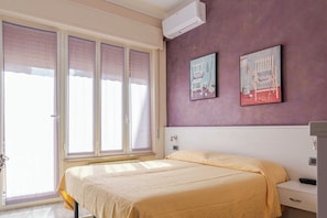 Escritorio, wifi gratis, ropa de cama