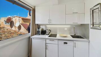 Réfrigérateur, micro-ondes, plaque de cuisson, lave-vaisselle