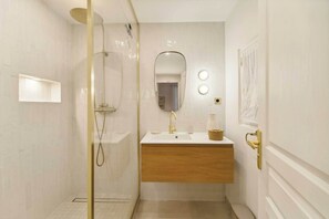 Shower, hair dryer, towels