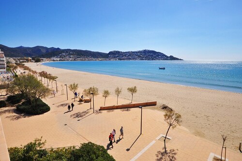 Apartment in Roses near Salatar Beach