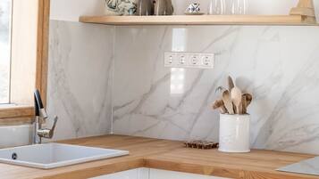 Frigorífico, microondas, horno y cafetera o tetera