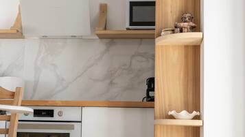 Frigorífico, microondas, horno y cafetera o tetera