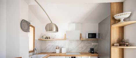 Kühlschrank, Mikrowelle, Ofen, Wasserkocher mit Kaffee-/Teezubehör