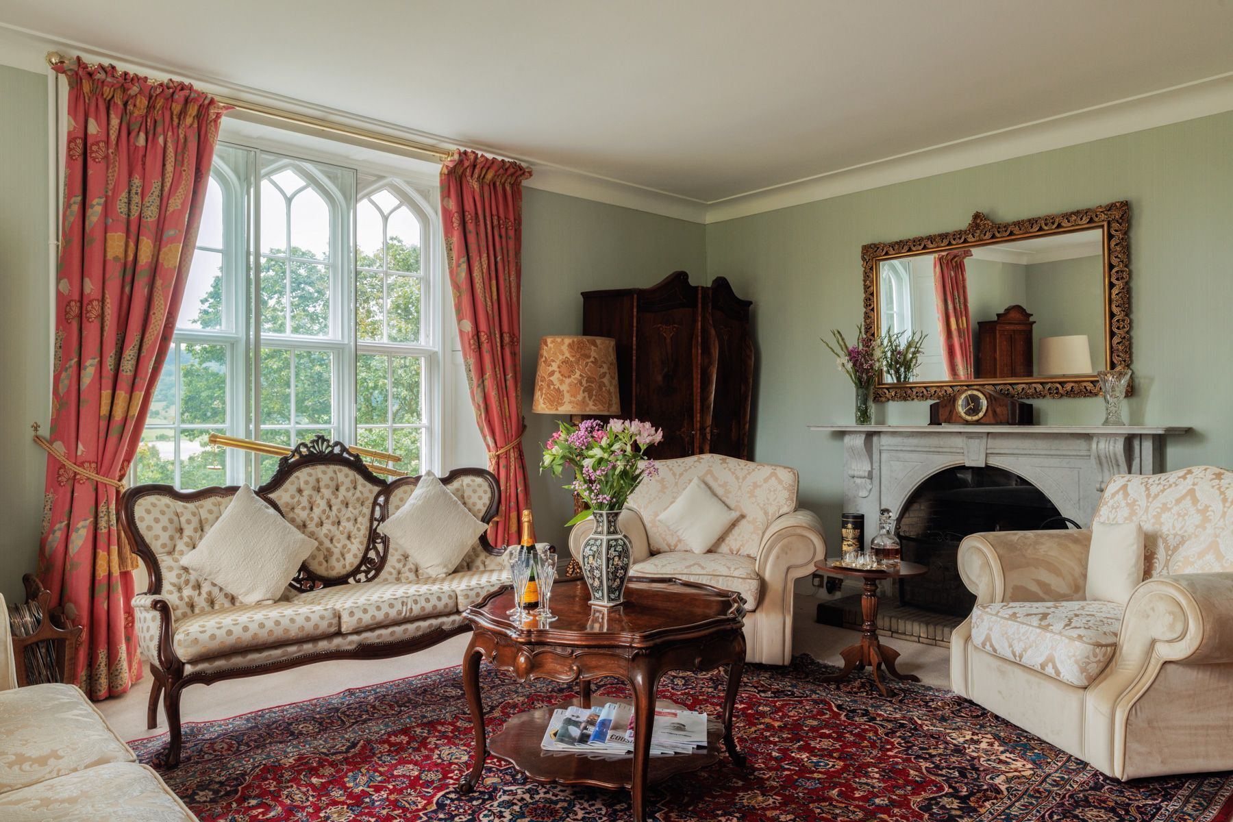 壁爐、DVD 播放機