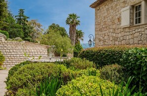 Property grounds - Bastide Blanche - Five Bedroom Villa, Sleeps 12 (Vence)