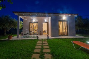 Outdoor dining - Coastal Haven – Your Oasis by the Sea (Drapanias)