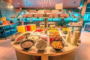 Se ofrece un desayuno bufé todos los días (por un coste adicional)