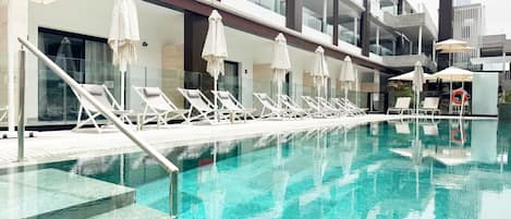 2 piscines extérieures, parasols de plage, chaises longues