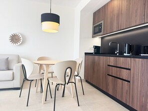 Kühlschrank, Herdplatte, Wasserkocher mit Kaffee-/Teezubehör, Toaster