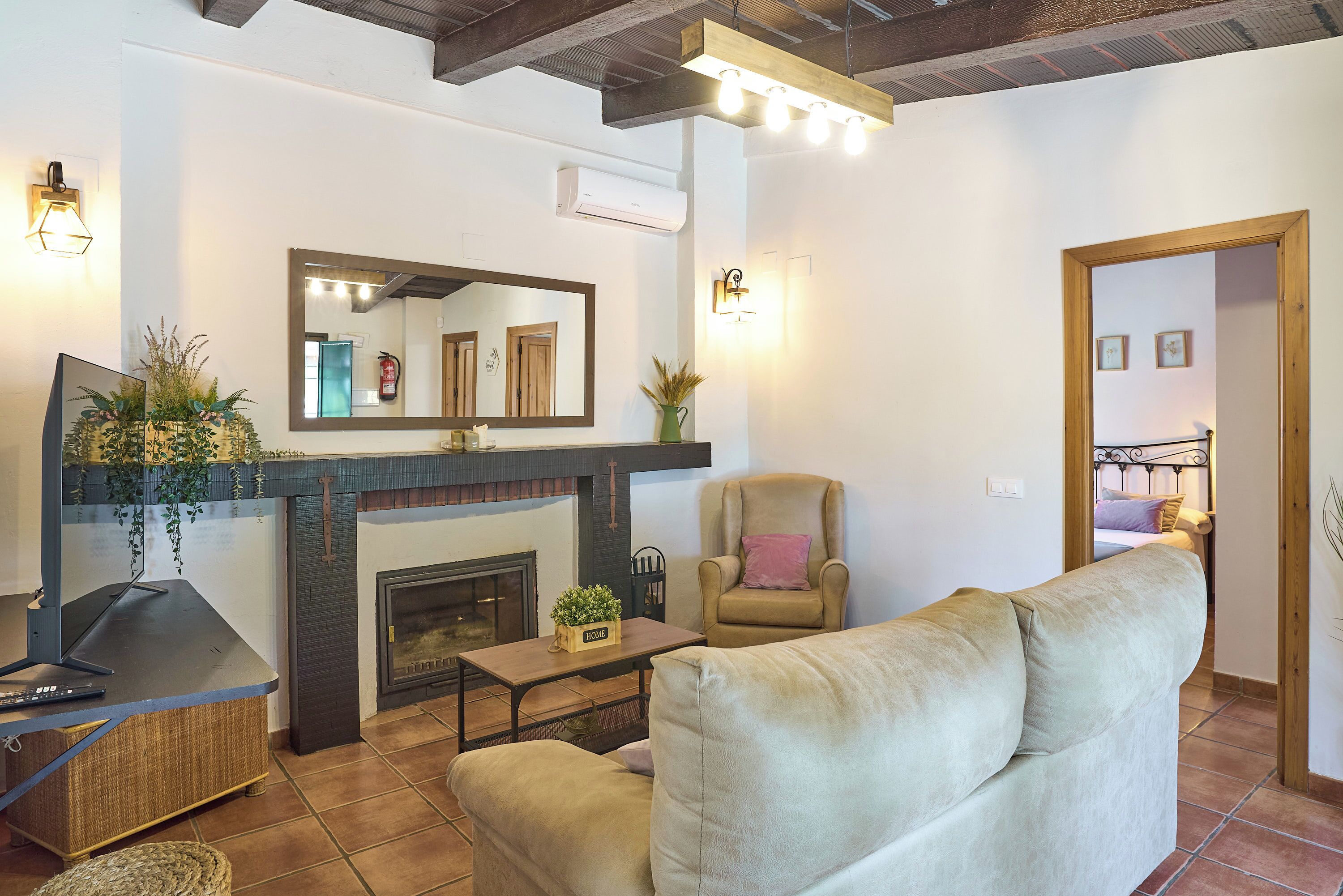 Een televisie en een open haard