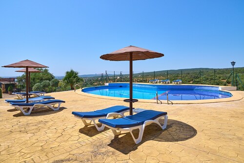 El Refugio Country House with Pool, BBQ, Mountain Views and Wi-Fi in Natural Park