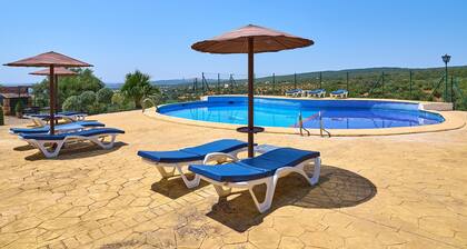 El Refugio Country House with Pool, BBQ, Mountain Views and Wi-Fi in Natural Park