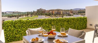 Vera Brand New Penthouse with Pool & Free Parking