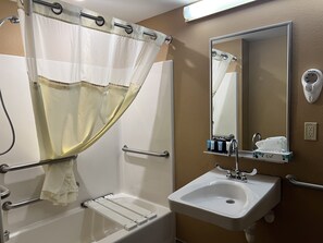 King Handicap | Bathroom | Combined shower/tub, jetted tub, towels, soap - Dakota Sioux Casino & Hotel (Watertown)