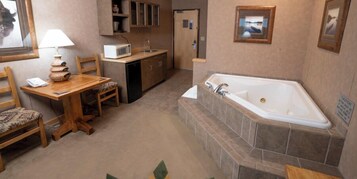 King Suite | In-room safe, blackout drapes, iron/ironing board, free WiFi