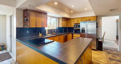 Modern home with private pool, covered patio, & ping-pong table - dogs ok