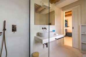 Dusche, Haartrockner, Bidet