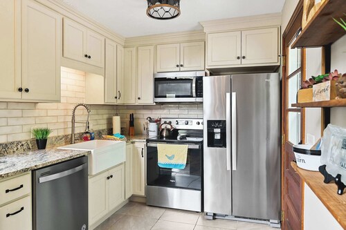 Cozy, modern cottage 3 minutes from the marina