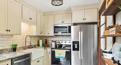 Cozy, modern cottage 3 minutes from the marina