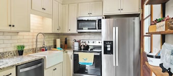 Cozy, modern cottage 3 minutes from the marina