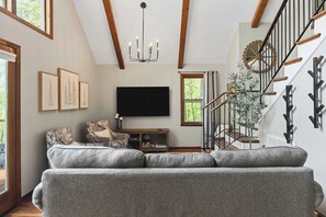 تلفزيون، مدفأة، ألعاب فيديو، مكتب