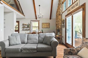 TV, fireplace, video games, offices - Charming Cottage w/ Hot Tub, 3 Min to Marina (Smithville)