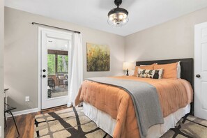 3 bedrooms, iron/ironing board, WiFi, bed sheets - Charming Cottage w/ Hot Tub, 3 Min to Marina (Smithville)