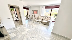 Ein modernes Wohnzimmer mit einer Couch, einem Couchtisch und einem Essbereich.