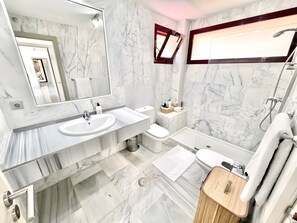 Shower, hair dryer, towels