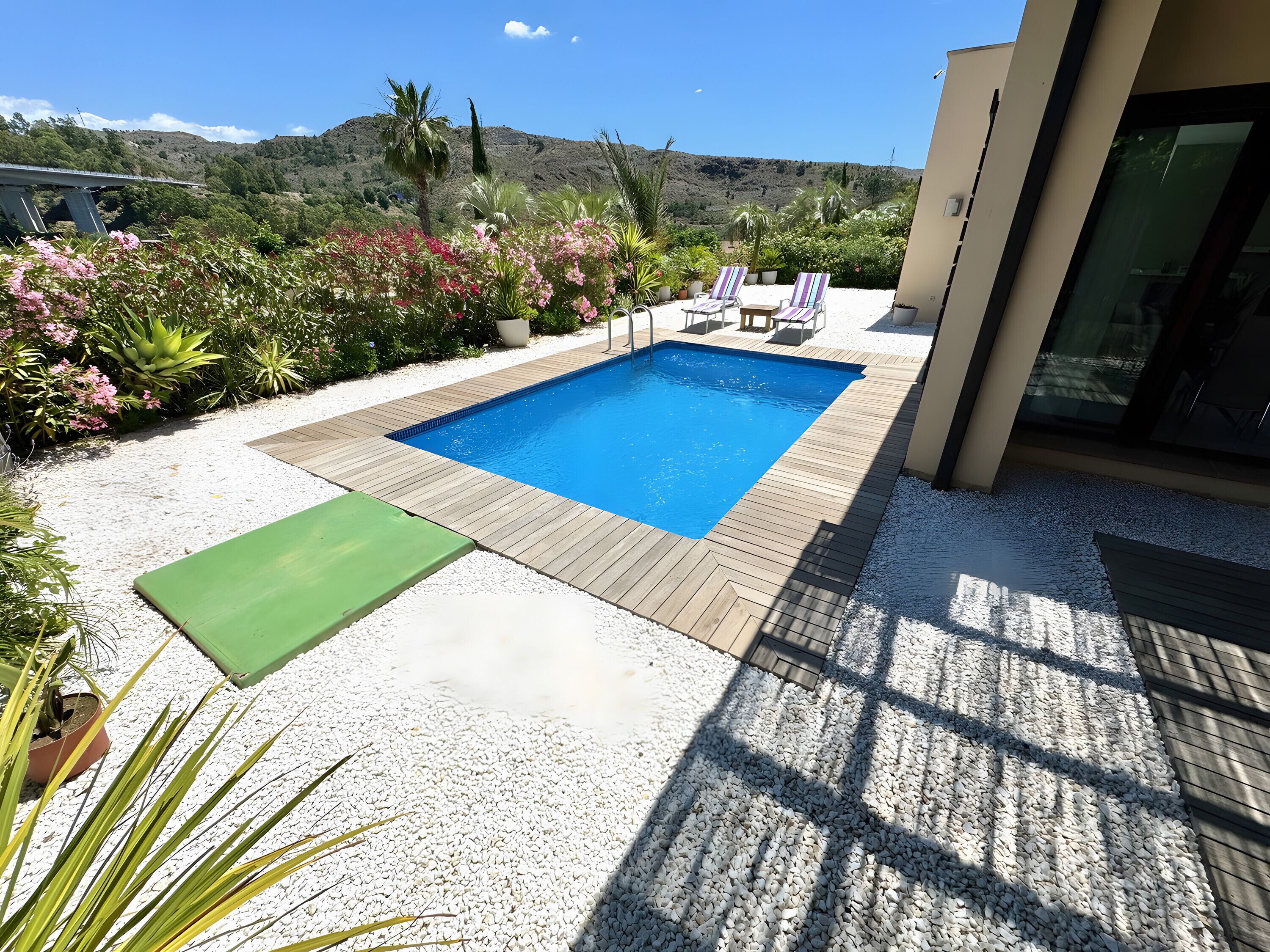 Una piscina cubierta, una piscina climatizada