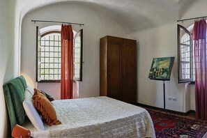 3 quartos, escrivaninha, ferros/tábuas de passar roupa, berço de viagem