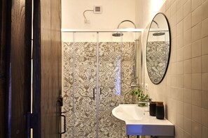 Shower, bidet, towels