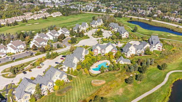 A residential area with houses, a swimming pool, and a golf course. - Blue Sky Retreat at Rivergrass (The Blue Mountains)