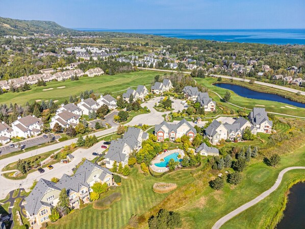 Exterior - Nine Iron Nook: Golf in Backyard + Hot Tub (The Blue Mountains)