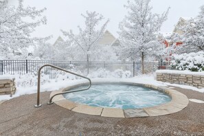 Outdoor spa tub - Nine Iron Nook: Golf in Backyard + Hot Tub (The Blue Mountains)