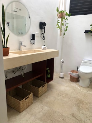 Secador de cabelo, toalhas de banho