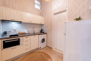 Réfrigérateur, micro-ondes, four, plaque de cuisson